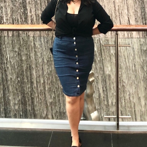 Button-down Denim Pencil Skirt with Pockets - Picture 4 of 4